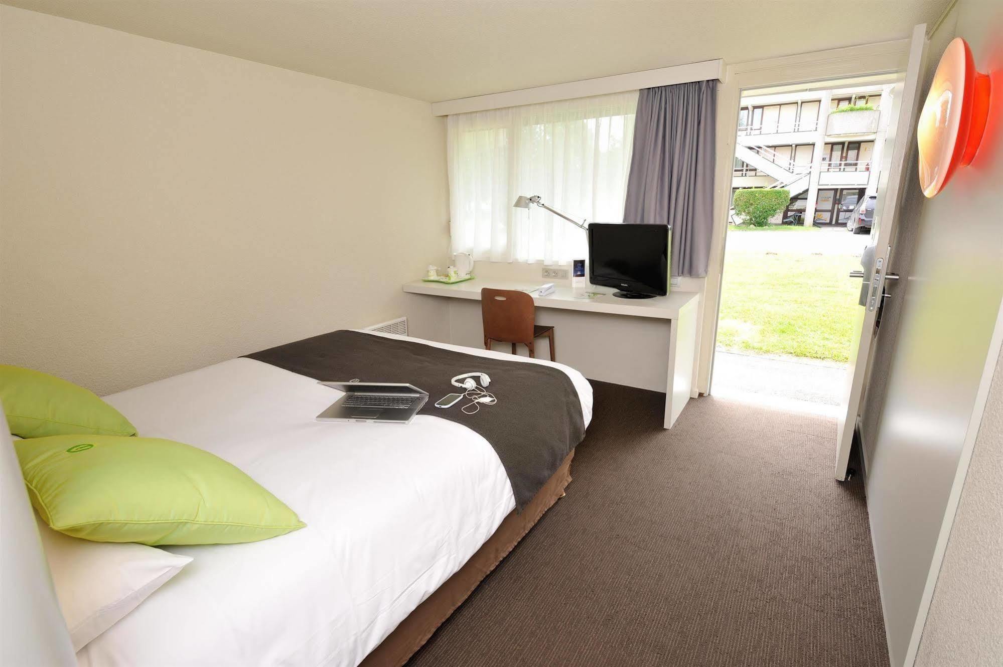 Campanile Saint Quentin Hotel Exterior photo