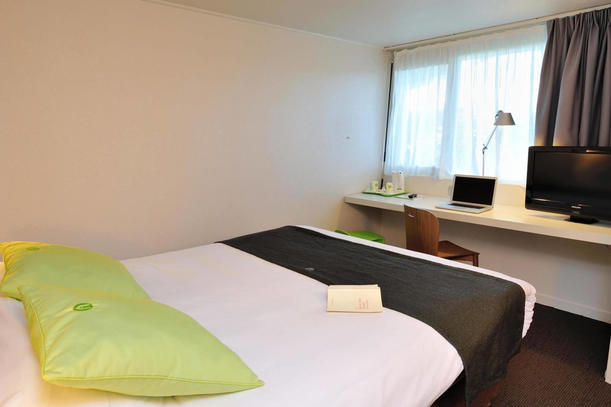 Campanile Saint Quentin Hotel Exterior photo